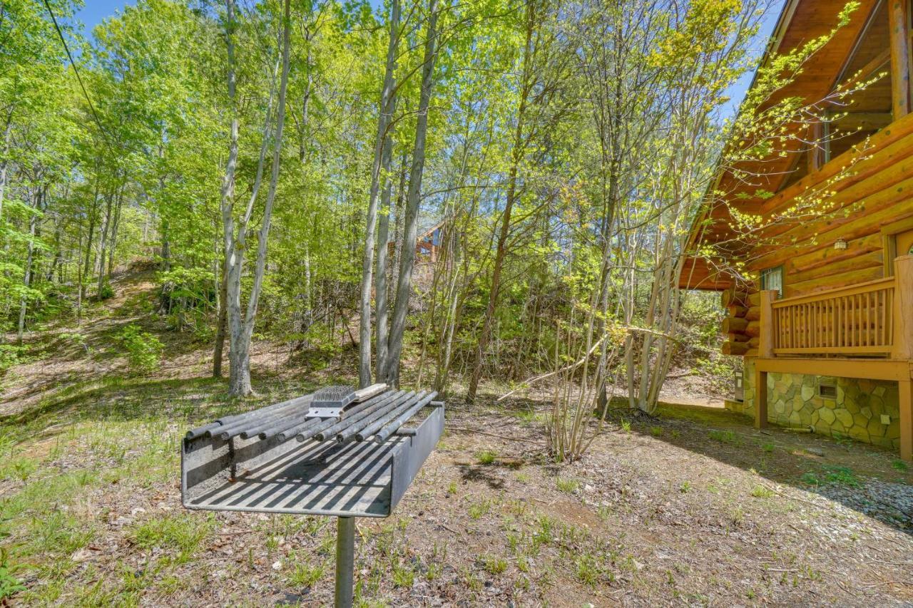 Idyllic Gatlinburg Cabin With Hot Tub And Balcony! Exterior photo